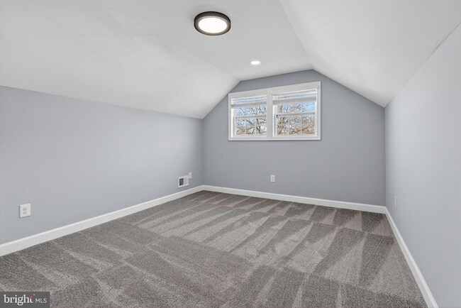 Building Photo - 2403 Kingsway Rd