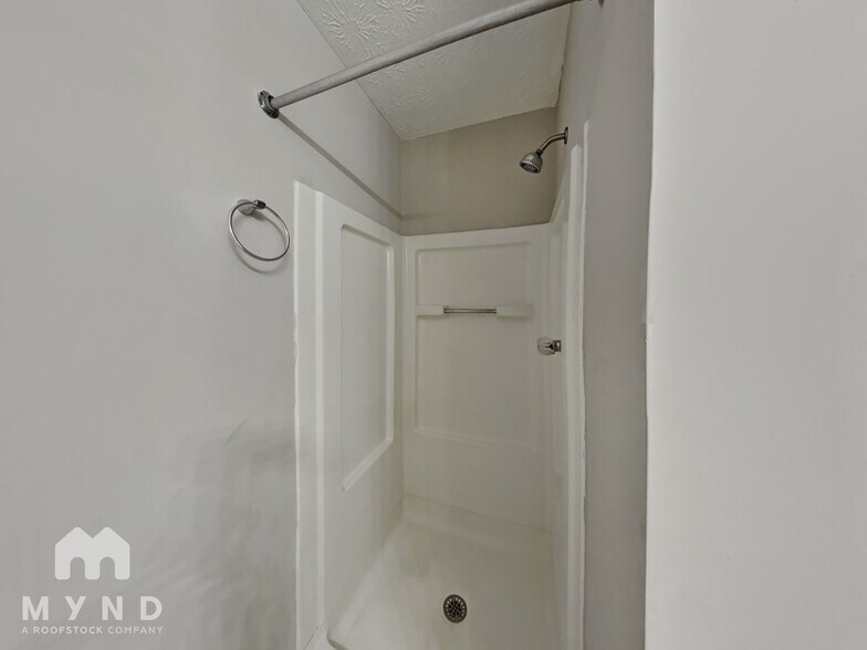 Building Photo - 301 Lacebark Ln