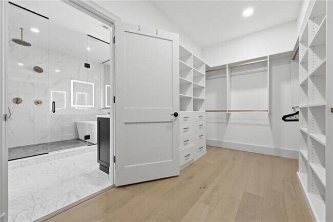 Building Photo - 5133 Fifth Ave