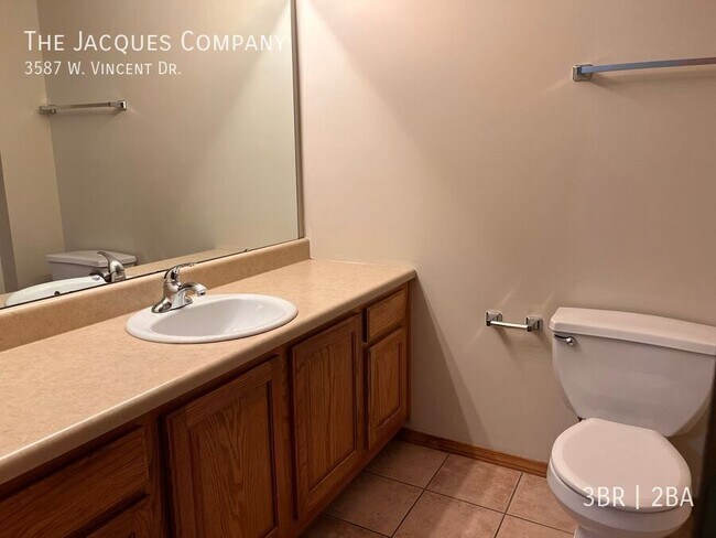 Building Photo - 3587 W Vincent Dr