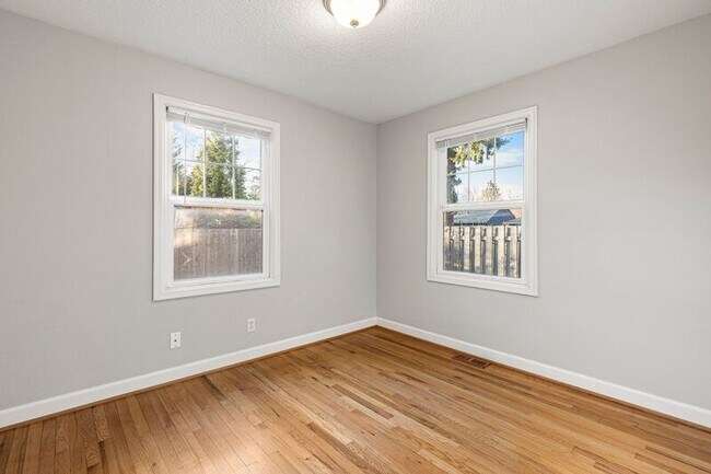 Building Photo - 4317 SE Lexington St