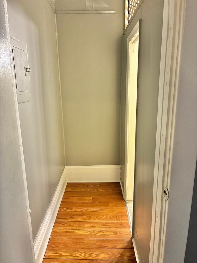 Building Photo - Charming 1BR Efficiency in Summerville Near Downtown & Hospitals