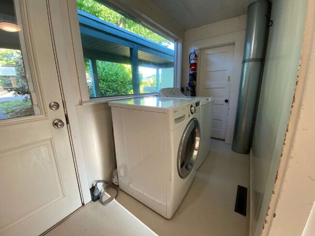 Building Photo - Rustic 4-Bed, 2-Bath Home in Happy Valley ...