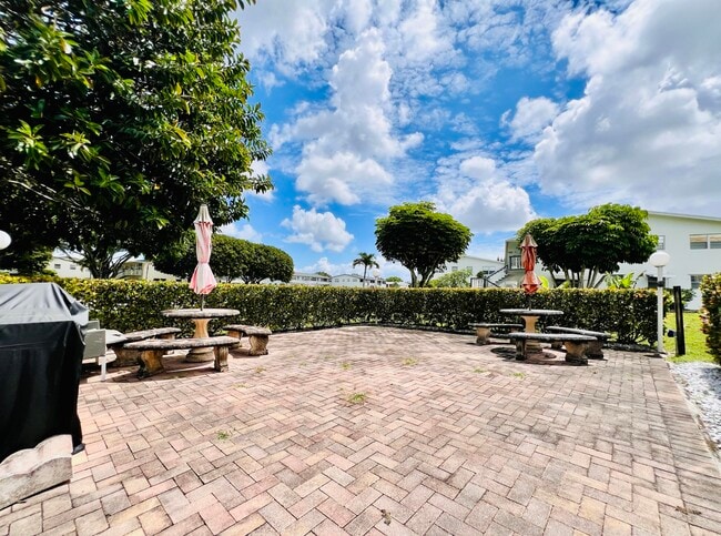 Building Photo - 300 Camden M