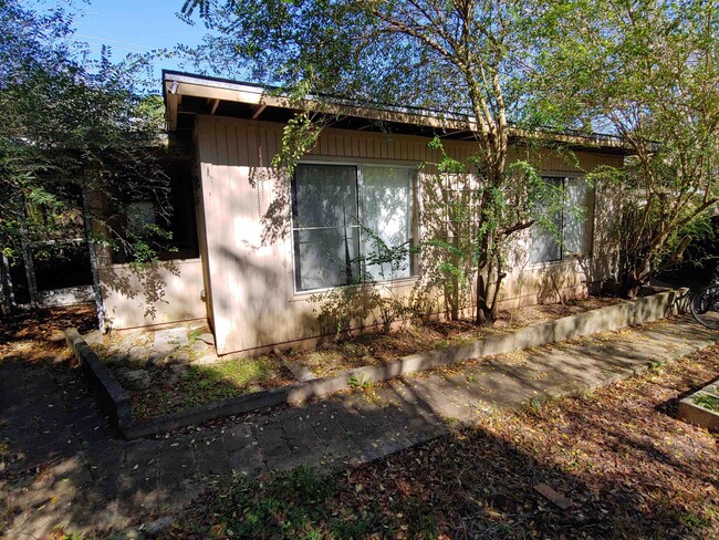 Building Photo - 1611 Pepper Dr