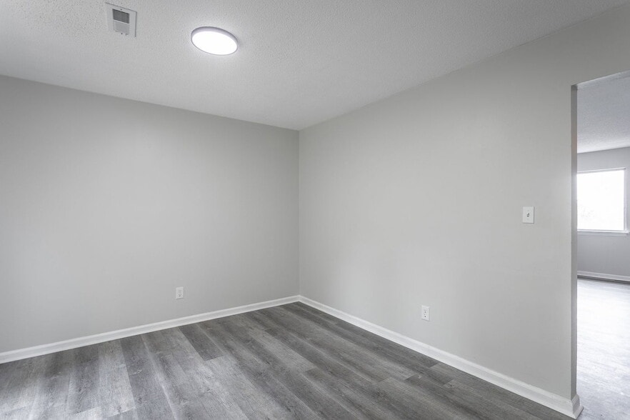 Building Photo - 833 Sylvan Dr