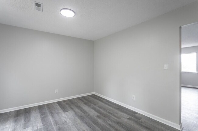 Building Photo - 833 Sylvan Dr