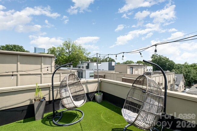 Building Photo - 925 Westbrook Dr