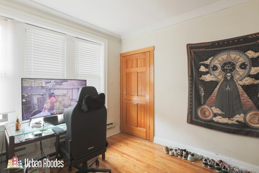 Building Photo - 816 W Cornelia Ave