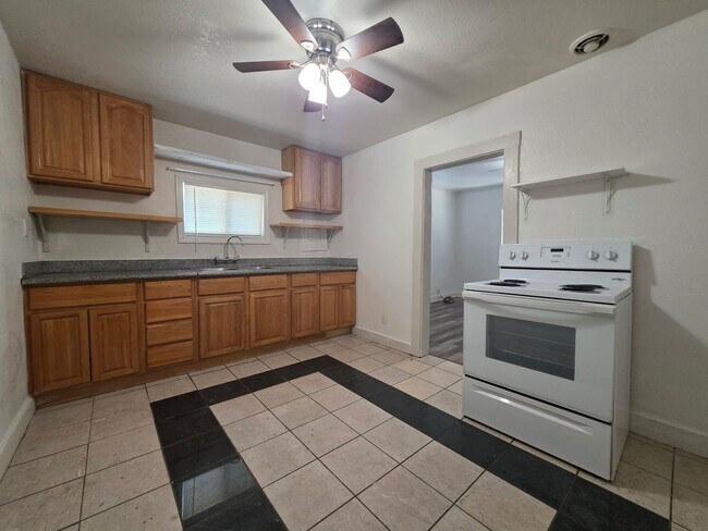 Building Photo - 2050 Branstetter Ln