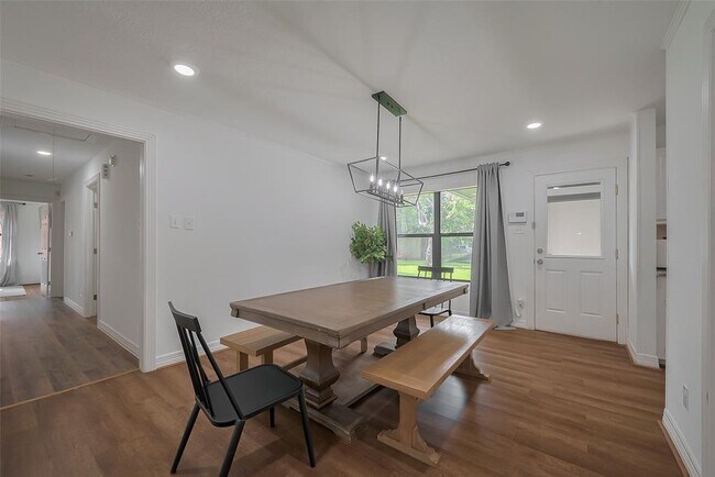 Building Photo - 8057 Ridgeview Dr