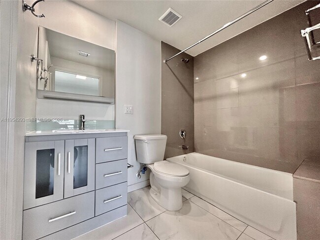 Building Photo - 836 SW 2nd St