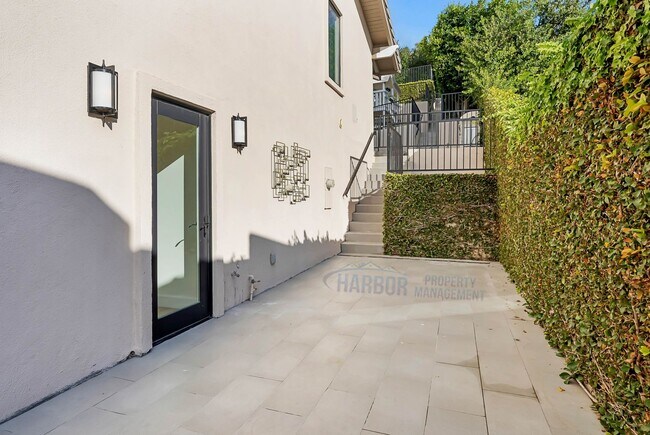 Building Photo - Palos Verdes Estates luxury home is now av...