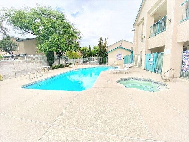 Building Photo - ***GREAT 1 BEDROOM/ 1 BATH CONDO ON SECOND...