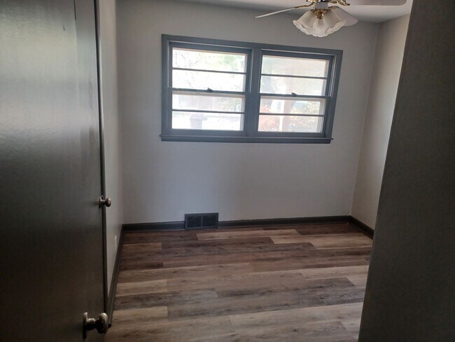 Building Photo - South Side 3 Bed 1 bath Home with Garage