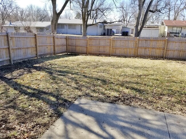 Building Photo - Big, nice ranch style home near major Tope...