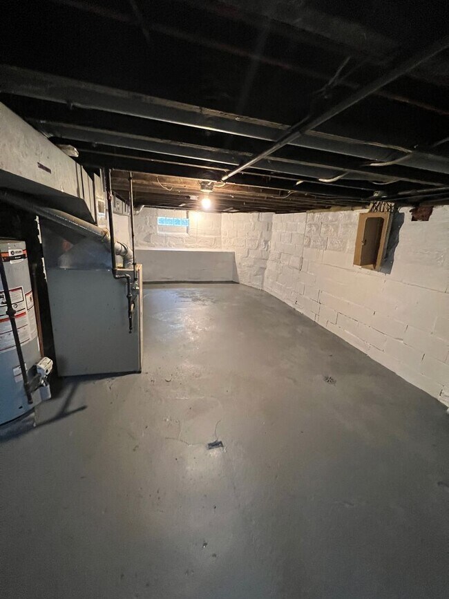 Building Photo - 123 E Broadway Ave