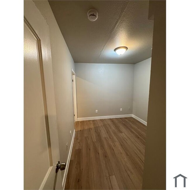 Building Photo - 928 W 83rd St