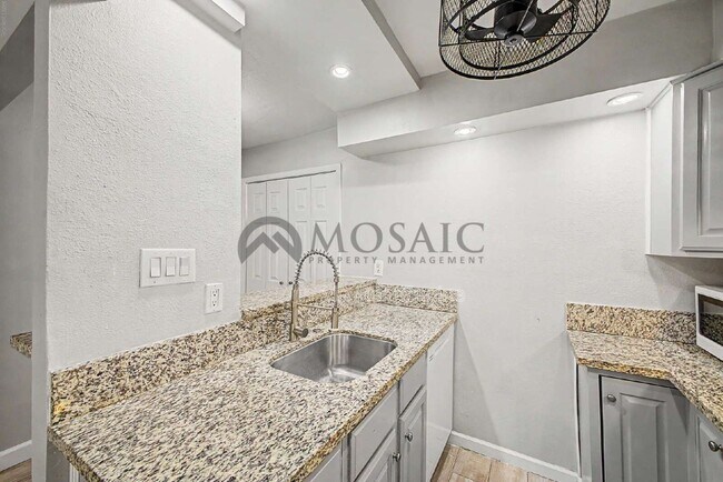 Building Photo - 461 W Holmes Ave