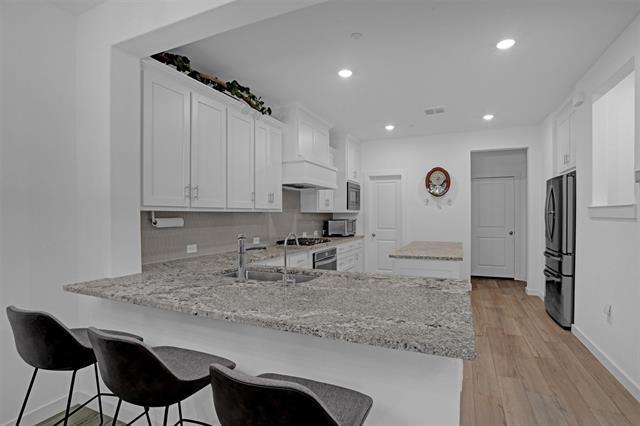 Building Photo - 2720 Parkview Pl