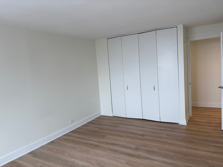 Building Photo - 901 S Plymouth Ct