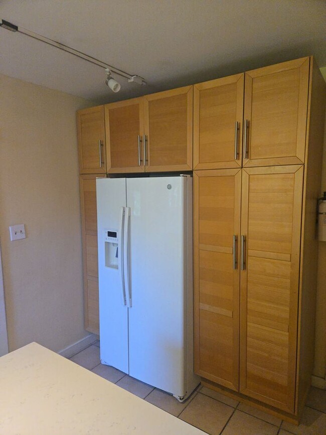 Building Photo - Spacious 3-Bedroom Home w/ Parking & Centr...