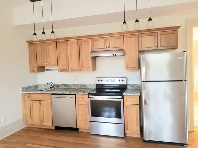 Building Photo - 2112 Monteiro Ave