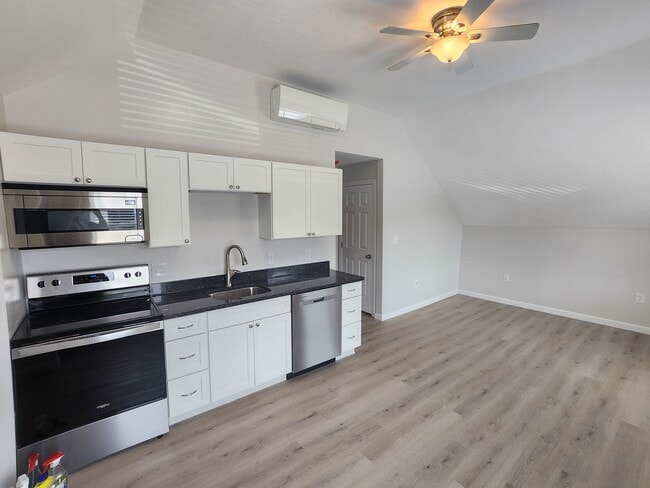 Building Photo - 14 Oak St