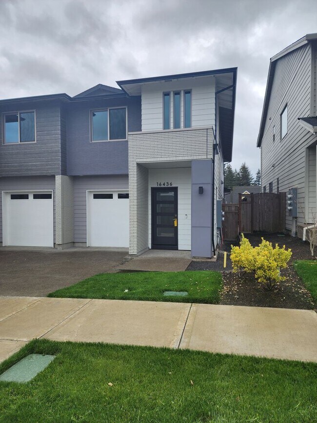 Primary Photo - 3 bedroom Townhouse with Pool Access and E...