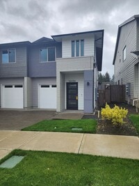 Building Photo - 3 bedroom Townhouse with Pool Access and Expansive Recreational Facilities