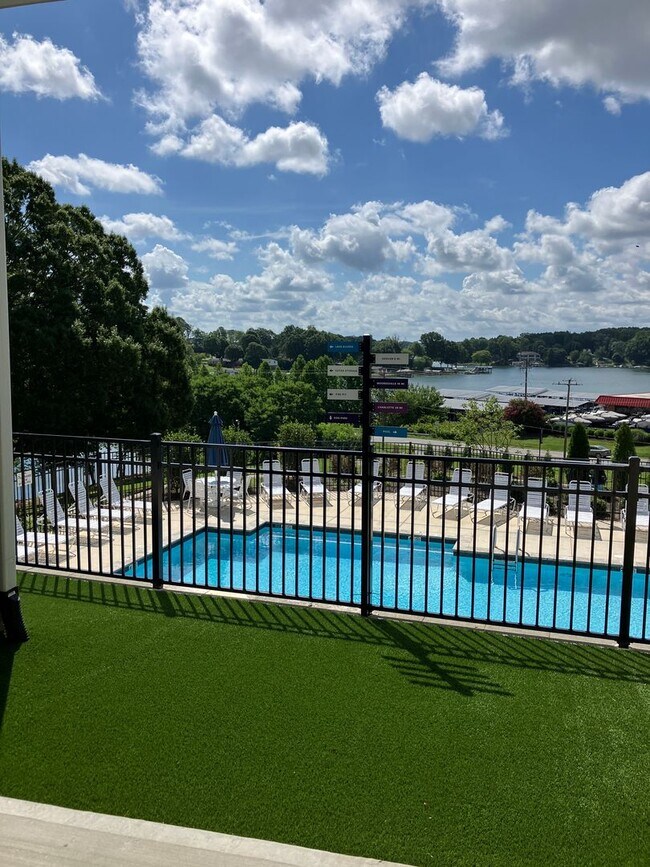 Building Photo - Lakefront living in Sherril's Ford