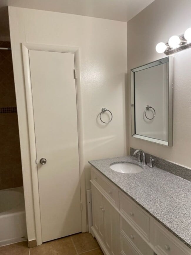 Building Photo - Newly Remodeled Two Bedroom with Washer & Dryer