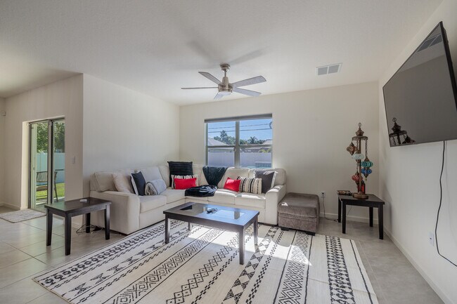 Building Photo - 2402 SE Gillette Ave