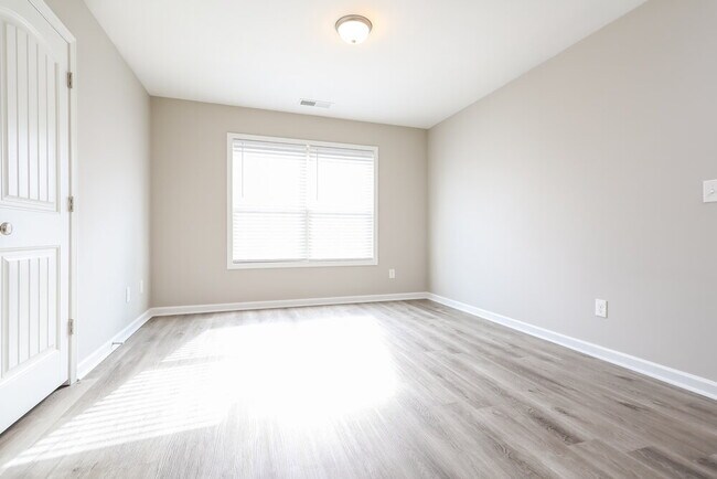 Building Photo - 2427 Oakleaf Cir