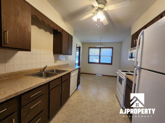 Building Photo - 2 Bedroom 1 Bathroom Near Edison Middle School