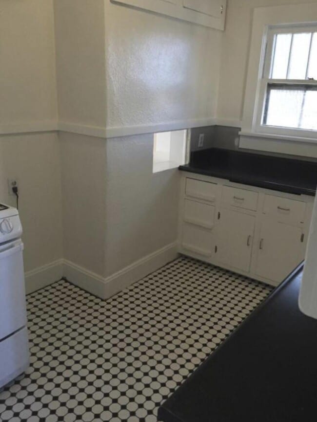 Building Photo - 213 Princeton Dr SE