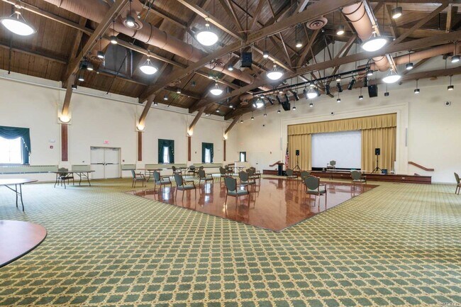 Building Photo - 565 Albany Ave