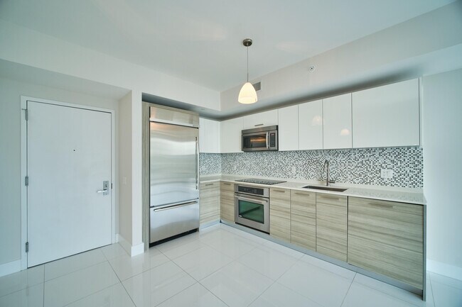 Building Photo - 1300 Brickell Bay Dr