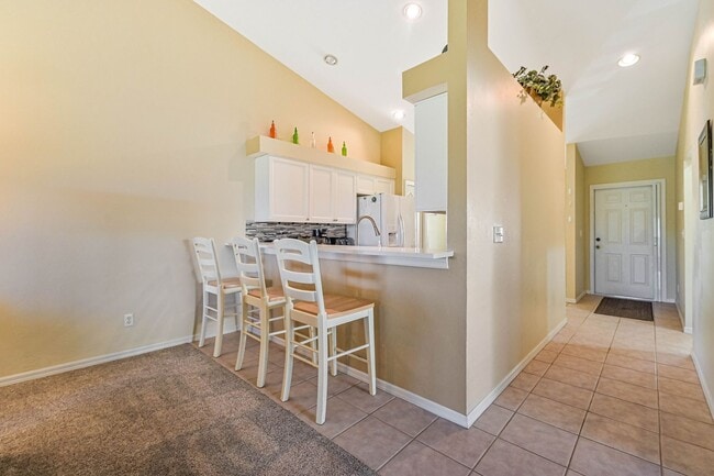 Building Photo - **SHORT-TERM RENTAL - FURNISHED TURNKEY 2+Den/2 CONDO in Stoneybrook**