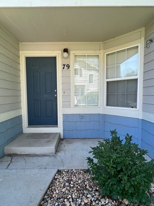 Building Photo - Charming 2 Bed/1.5 Townhome in Fabulous Longmont Location!