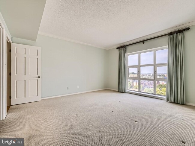 Building Photo - 250 S President St