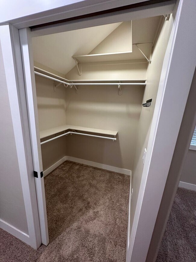 Building Photo - 1-Bedroom 1 Bath Apartment Attached To Mai...