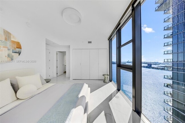 Building Photo - 700 NE 24th St