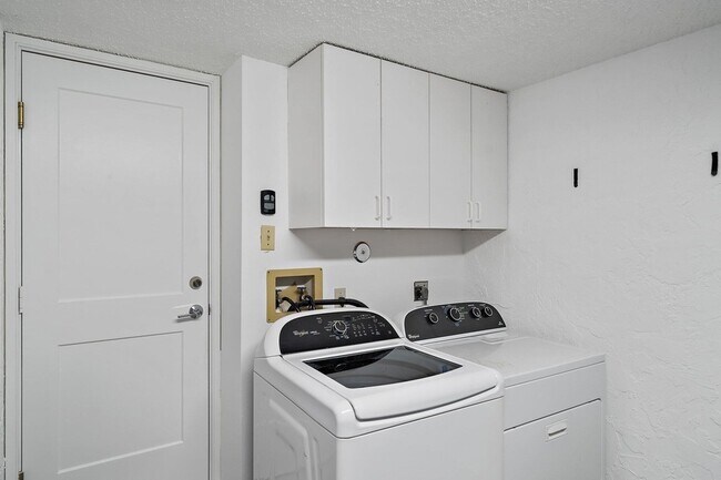 Building Photo - 3902 Fairway Dr S