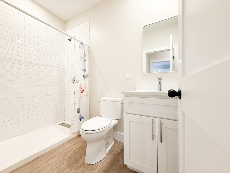 Building Photo - 58 River St