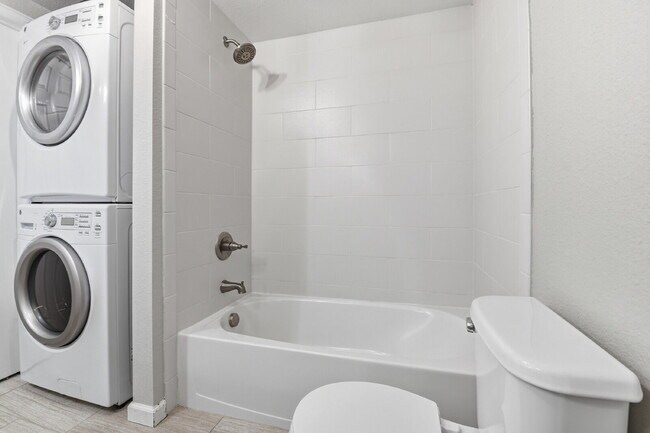 Building Photo - $2,540.95 - 4 Bed, 2 Bath Home in Aurora with Central AC, and In Unit Laundry!