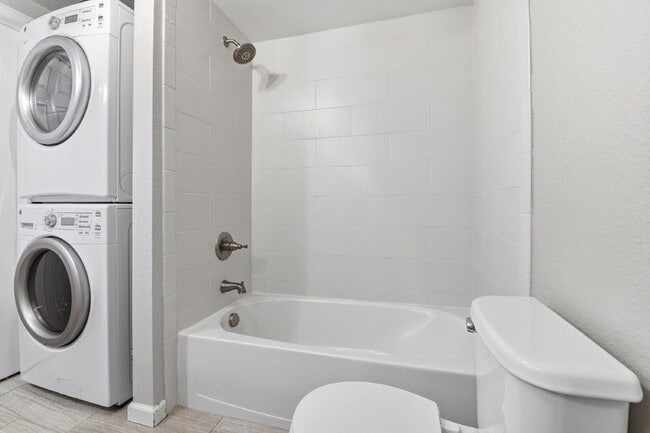 Building Photo - $2,695.95 - 4 Bed, 2 Bath Home in Aurora with Central AC, and In Unit Laundry!