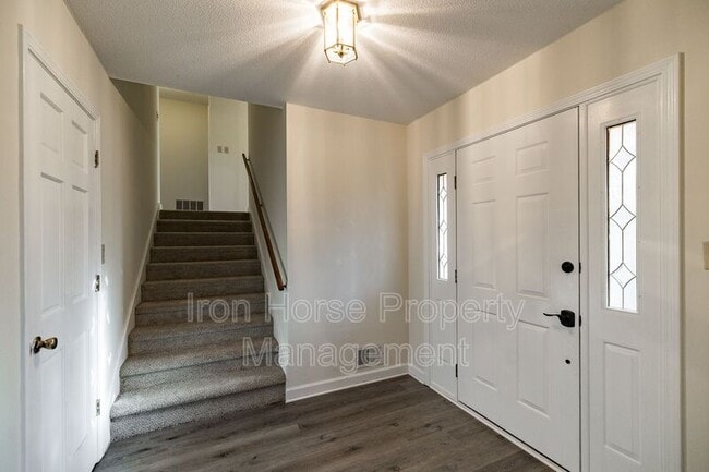 Building Photo - 265 Ponderosa Dr