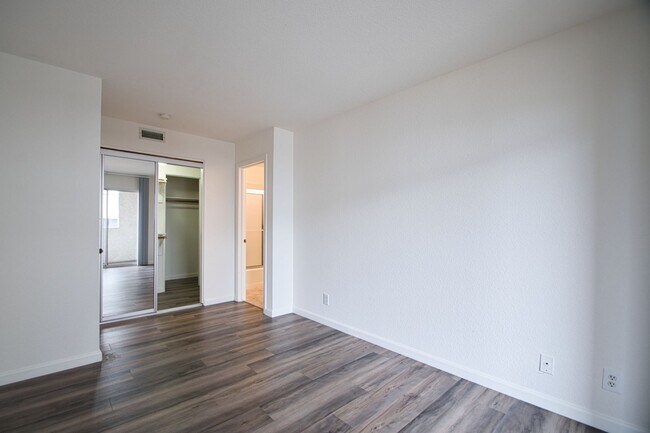 Building Photo - j444