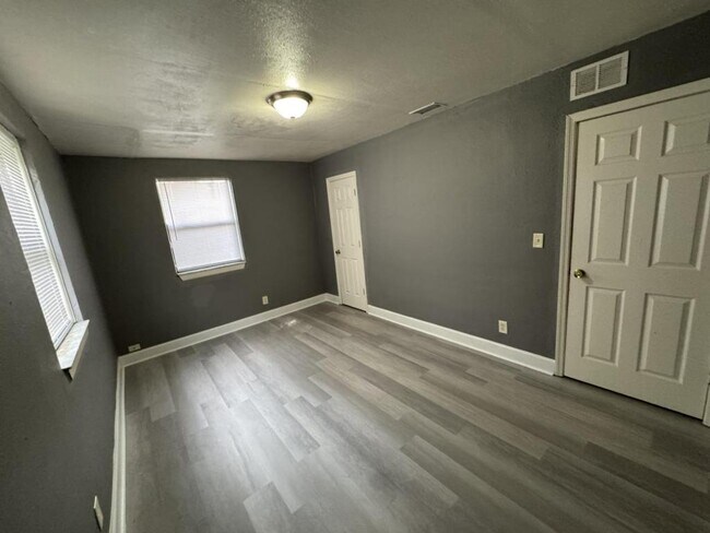 Building Photo - 4114 Moncrief Rd